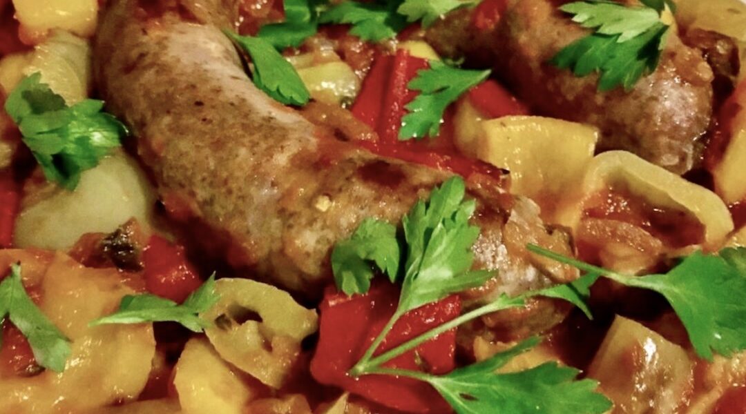 Kiełbasa surowa wieprzowa duszona z dodatkiem krojonych papryk oraz ze startymi pomidorami i suszonym oregano.