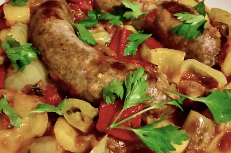 Kiełbasa surowa wieprzowa duszona z dodatkiem krojonych papryk oraz ze startymi pomidorami i suszonym oregano.