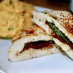 Kieszonki z kurczaka przygotowany z piersi z kurczaka rozbitych na kotlety, a następnie wypełnionych serem, suszonymi pomidorami i bazylią, złożone i pieczone.