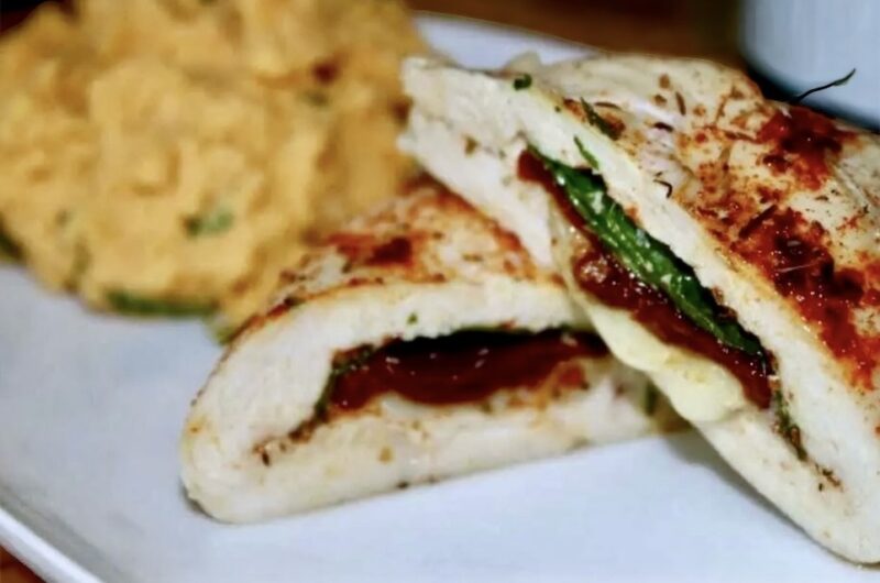 Kieszonki z kurczaka przygotowany z piersi z kurczaka rozbitych na kotlety, a następnie wypełnionych serem, suszonymi pomidorami i bazylią, złożone i pieczone.