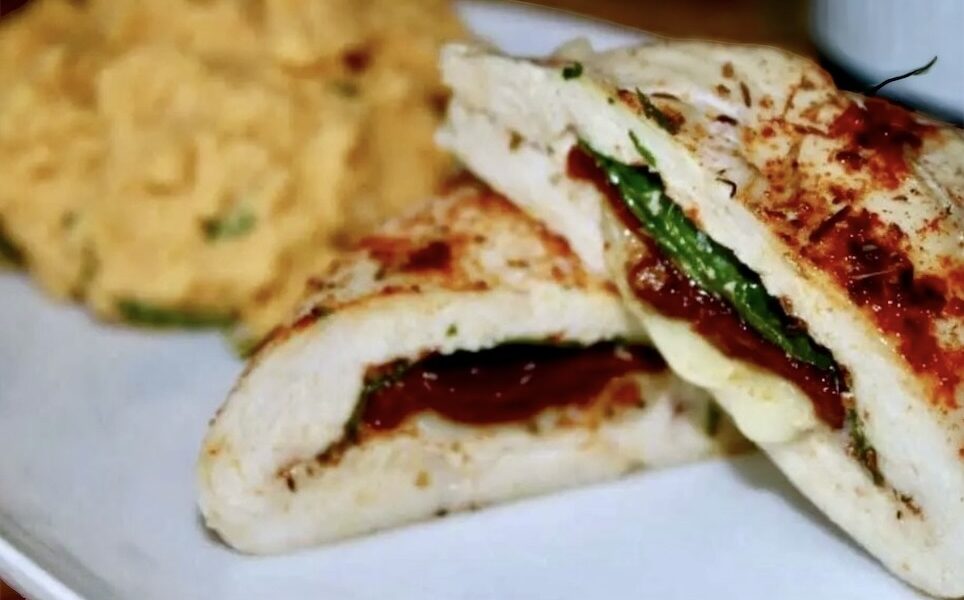 Kieszonki z kurczaka przygotowany z piersi z kurczaka rozbitych na kotlety, a następnie wypełnionych serem, suszonymi pomidorami i bazylią, złożone i pieczone.