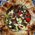 Kleftiko to wolno pieczona jagnięcina z kością przyprawiona świeżymi i suszonymi ziołami z dodatkiem ziemniaków i sera.