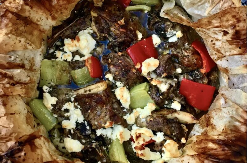 Kleftiko to wolno pieczona jagnięcina z kością przyprawiona świeżymi i suszonymi ziołami z dodatkiem ziemniaków i sera.