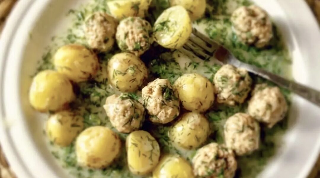 klopsiki cielęce w sosie koperkowym podane z ziemniakami gotowanymi