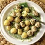 klopsiki cielęce w sosie koperkowym podane z ziemniakami gotowanymi