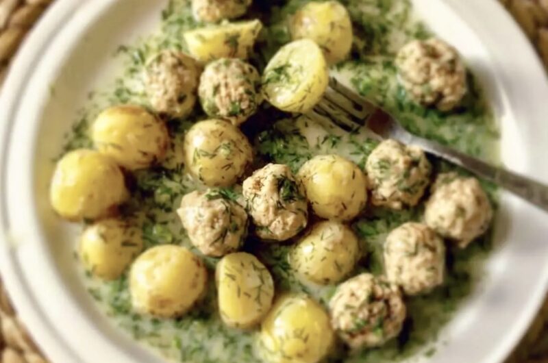 klopsiki cielęce w sosie koperkowym podane z ziemniakami gotowanymi