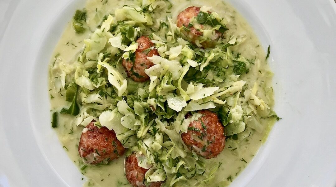 Klopsiki drobiowe przygotowane zostały z mielonego mięsa z kurczaka oraz paprykowanej kiełbasy węgierskiej. Doprawione zostały przyprawami, a następnie ugotowane w bulionie i podane z duszoną młoda kapustą.