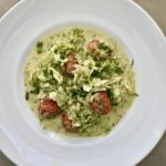 Klopsiki drobiowe przygotowane zostały z mielonego mięsa z kurczaka oraz paprykowanej kiełbasy węgierskiej. Doprawione zostały przyprawami, a następnie ugotowane w bulionie i podane z duszoną młoda kapustą.