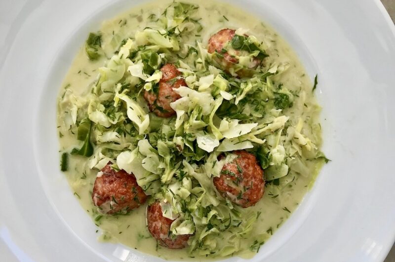 Klopsiki drobiowe przygotowane zostały z mielonego mięsa z kurczaka oraz paprykowanej kiełbasy węgierskiej. Doprawione zostały przyprawami, a następnie ugotowane w bulionie i podane z duszoną młoda kapustą.