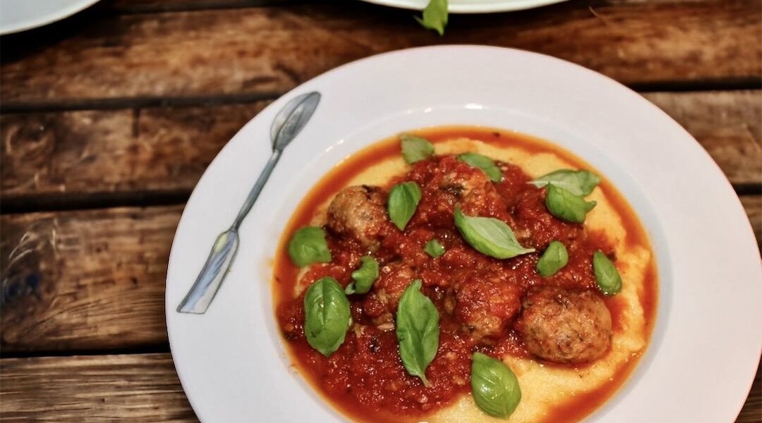 Klopsiki przygotowane po włosku z mięsa mielonego doprawionego mieszanką włoskich przypraw i duszone w sosie pomidorowym.