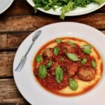 Klopsiki przygotowane po włosku z mięsa mielonego doprawionego mieszanką włoskich przypraw i duszone w sosie pomidorowym.