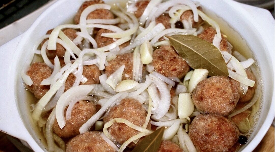 Klopsiki rybne przygotowane ze zmielonej surowej ryby zmieszanej z cebulą, jajkiem i bułką tartą, a następnie formowane w klopsiki i smażone, przygotowane na kwaśno w zalewie octowej.