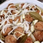 Klopsiki rybne przygotowane ze zmielonej surowej ryby zmieszanej z cebulą, jajkiem i bułką tartą, a następnie formowane w klopsiki i smażone, przygotowane na kwaśno w zalewie octowej.