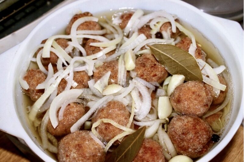 Klopsiki rybne przygotowane ze zmielonej surowej ryby zmieszanej z cebulą, jajkiem i bułką tartą, a następnie formowane w klopsiki i smażone, przygotowane na kwaśno w zalewie octowej.