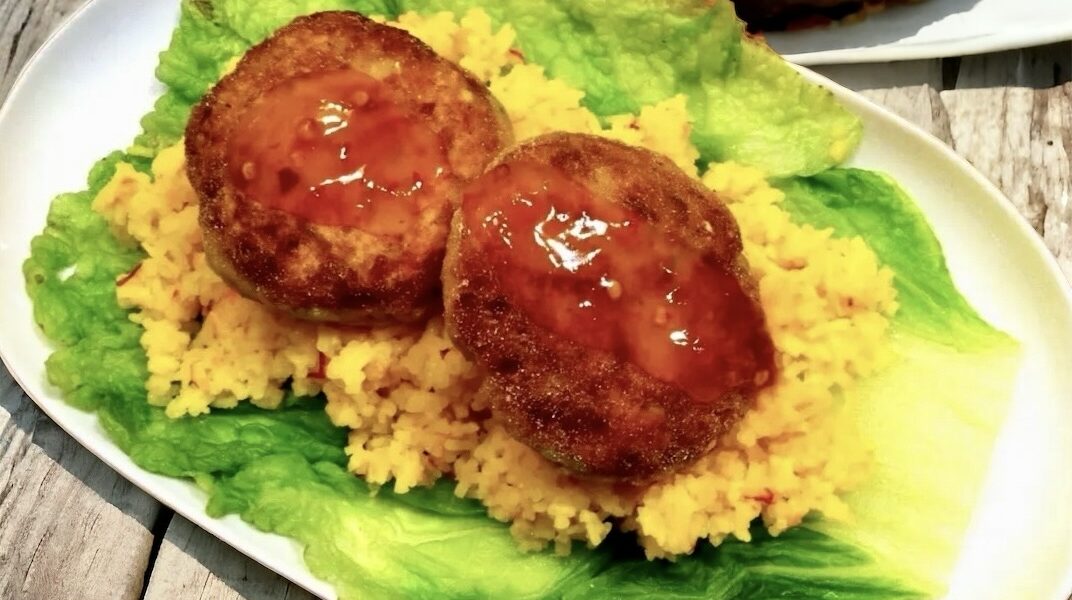 Klopsiki z dorsza mielonego wymieszanego z przyprawami orientalnymi i porem, a następnie formowanego w klopsy i smażonego.