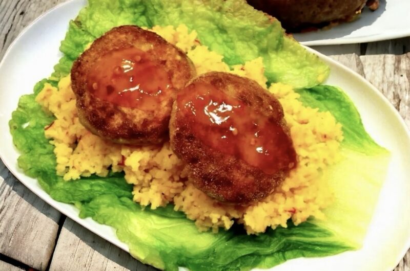 Klopsiki z dorsza mielonego wymieszanego z przyprawami orientalnymi i porem, a następnie formowanego w klopsy i smażonego.