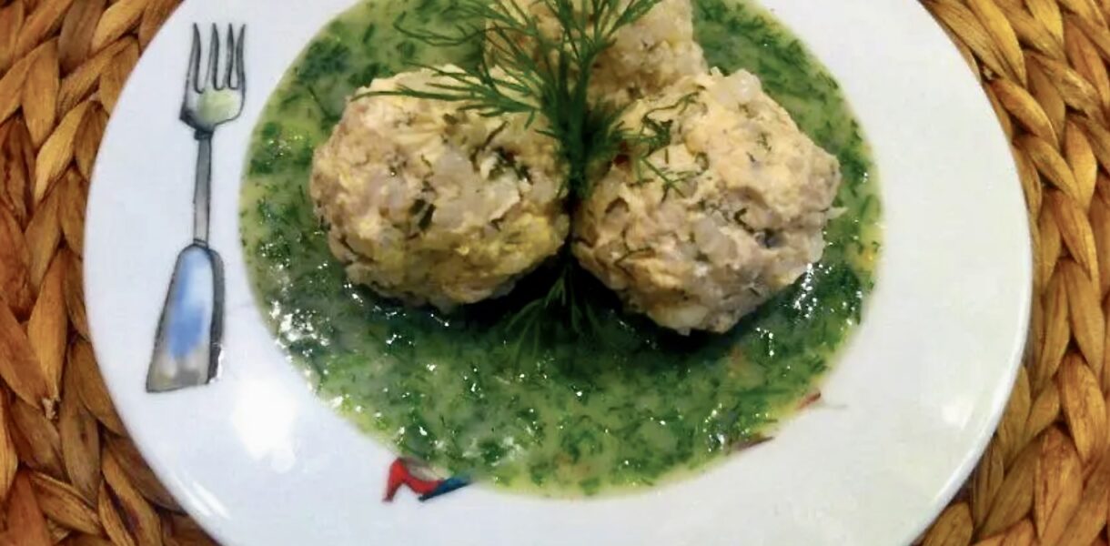 Klopsy drobiowe przyrządzone ze zmielonego mięsa kurczaka oraz ryżu, a następnie gotowane w wywarze i podane w sosie koperkowym.