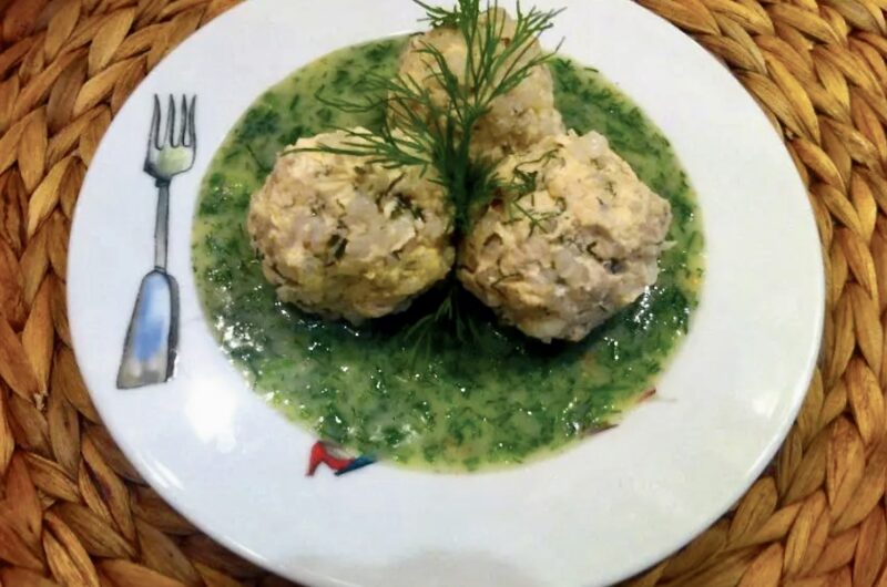 Klopsy drobiowe przyrządzone ze zmielonego mięsa kurczaka oraz ryżu, a następnie gotowane w wywarze i podane w sosie koperkowym.