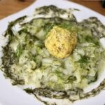 Klopsy rybne przygotowane z ugotowanej i zmielonej ryby połączonej w jednolitą masę z ryżem oraz przyprawami, a następnie gotowane w bulionie.