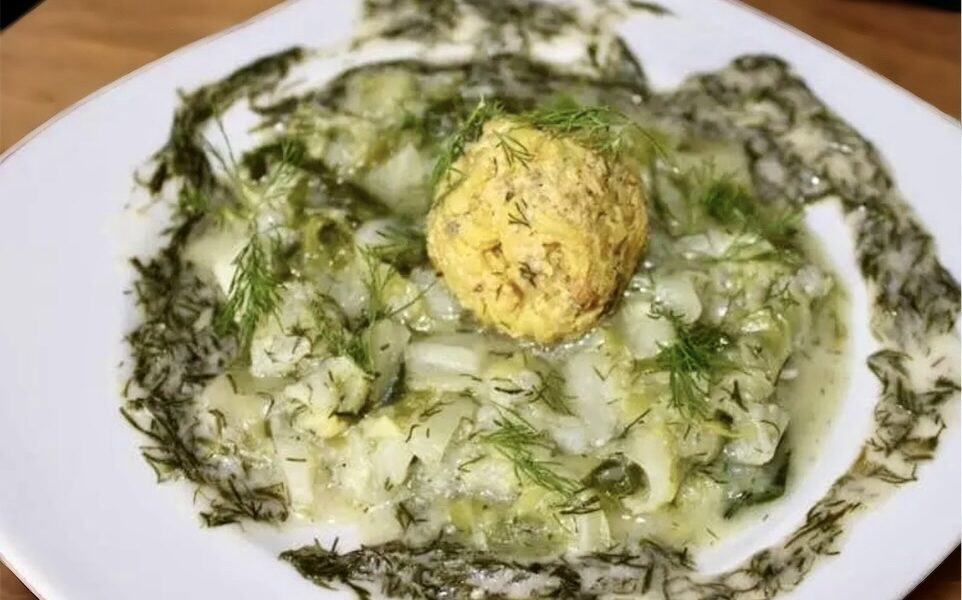 Klopsy rybne przygotowane z ugotowanej i zmielonej ryby połączonej w jednolitą masę z ryżem oraz przyprawami, a następnie gotowane w bulionie.