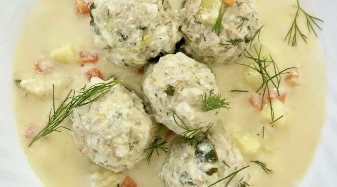 Klopsy mięsne z dodatkiem ryżu duszone z warzywami i podane w sosie cytrynowym.