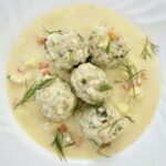 Klopsy mięsne z dodatkiem ryżu duszone z warzywami i podane w sosie cytrynowym.