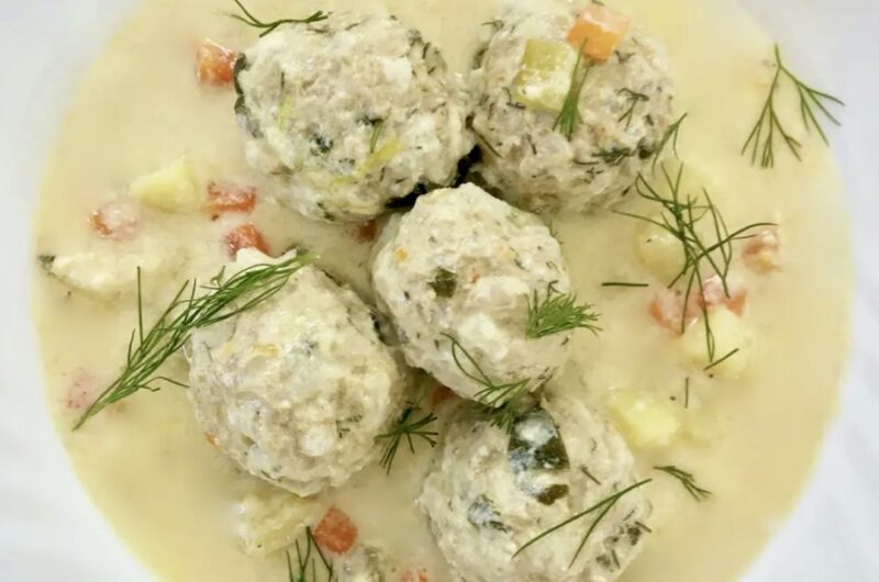 Klopsy mięsne z dodatkiem ryżu duszone z warzywami i podane w sosie cytrynowym.