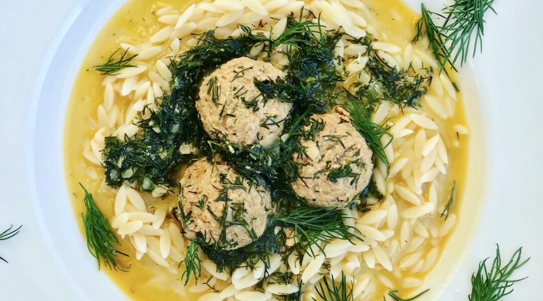 Klopsy z mielonego mięsa cielęcego i wieprzowego z dodatkiem śmietanki i papryki ugotowane w bulionie i podane w wyjątkowym sosie koperkowym.