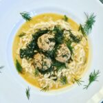 Klopsy z mielonego mięsa cielęcego i wieprzowego z dodatkiem śmietanki i papryki ugotowane w bulionie i podane w wyjątkowym sosie koperkowym.