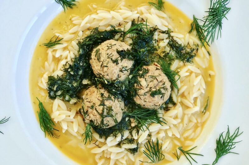 Klopsy z mielonego mięsa cielęcego i wieprzowego z dodatkiem śmietanki i papryki ugotowane w bulionie i podane w wyjątkowym sosie koperkowym.