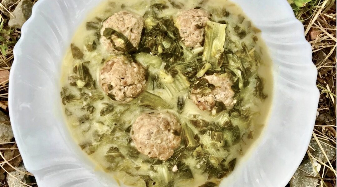 Klopsy wieprzowe przyrządzone z mięsa mielonego tradycyjnie doprawionego, formowane w klopsy, a następnie gotowane w bulionie razem z dymką i sałatą rzymską podawane w sosie.