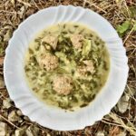 Klopsy wieprzowe przyrządzone z mięsa mielonego tradycyjnie doprawionego, formowane w klopsy, a następnie gotowane w bulionie razem z dymką i sałatą rzymską podawane w sosie.