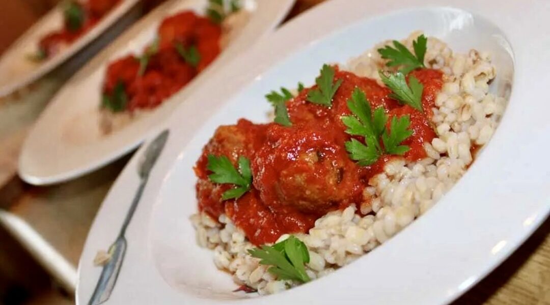 Znakomite aromatyczne klopsy przygotowane z indyka i podane w delikatnym sosie pomidorowym.