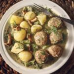 Klopsy z indyka przyrządzone zostały z mielonego mięsa z podudzi indyka. Po ich przyprawieniu klopsy były duszone wraz ze świeżymi grzybami, zielonymi szparagami i bobem, a na koniec powstały podczas ich duszenia sos został doprawiony śmietaną.