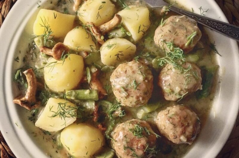 Klopsy z indyka przyrządzone zostały z mielonego mięsa z podudzi indyka. Po ich przyprawieniu klopsy były duszone wraz ze świeżymi grzybami, zielonymi szparagami i bobem, a na koniec powstały podczas ich duszenia sos został doprawiony śmietaną.