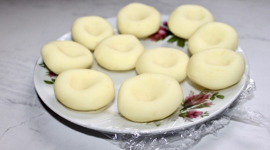 Kluski śląskie przygotowane z ugotowanych i przeciśniętych przez praskę ziemniaków połączonych z niedużą ilością mąki ziemniaczanej.