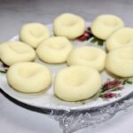 Kluski śląskie przygotowane z ugotowanych i przeciśniętych przez praskę ziemniaków połączonych z niedużą ilością mąki ziemniaczanej.