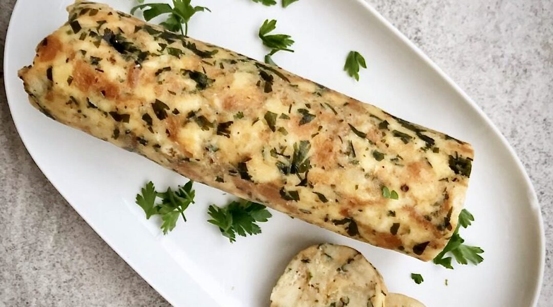 Knedel bułczany to austriacki dodatek do wielu dań. Przyrządzany jest z krojonych czerstwych bułek, do których wlewa się masę z roztrzepanych jajek, roztopione masło oraz mleko, a następnie doprawia i formuje w knedel. Gotowy knedel bułczany po owinięciu serwetą gotuje się we wrzątku do miękkości.