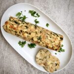 Knedel bułczany to austriacki dodatek do wielu dań. Przyrządzany jest z krojonych czerstwych bułek, do których wlewa się masę z roztrzepanych jajek, roztopione masło oraz mleko, a następnie doprawia i formuje w knedel. Gotowy knedel bułczany po owinięciu serwetą gotuje się we wrzątku do miękkości.