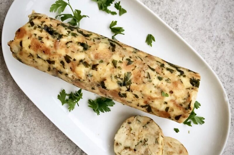 Knedel bułczany to austriacki dodatek do wielu dań. Przyrządzany jest z krojonych czerstwych bułek, do których wlewa się masę z roztrzepanych jajek, roztopione masło oraz mleko, a następnie doprawia i formuje w knedel. Gotowy knedel bułczany po owinięciu serwetą gotuje się we wrzątku do miękkości.