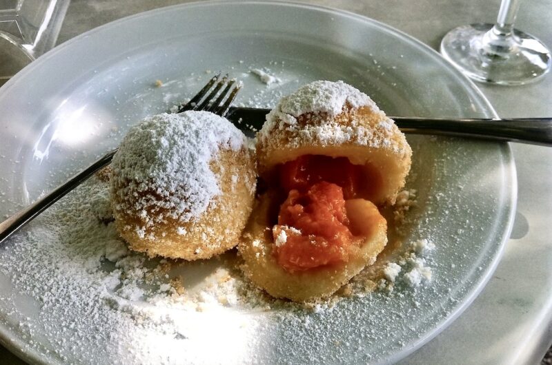 Knedle z morelami przyrządzone zostało z ciasta z twarogu i mąki pszennej. Rozpłaszczone kawałki ciasta wypełnione zostały najpierw dojrzałymi morelami bez pestek, a następnie uformowane w knedle, gotowane i podawane w bułce tartej z cukrem pudrem.