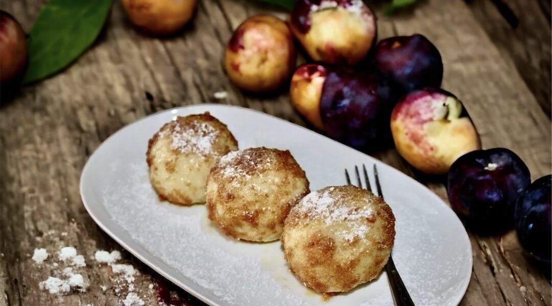 Knedle ze śliwkami przyrządzone zostały z ciasta zagniecionego z ugotowanych i zmiażdżonych ziemniaków z dodatkiem mąki pszennej. Gotowe ciasto zostało najpierw podzielone na małe kawałki, a następnie rozpłaszczone na dłoni i  wypełnione dojrzałymi śliwkami bez pestek. Po uformowaniu każdego kawałka w kulę knedle zostały ugotowane w dużym garnku na wolnym ogniu.