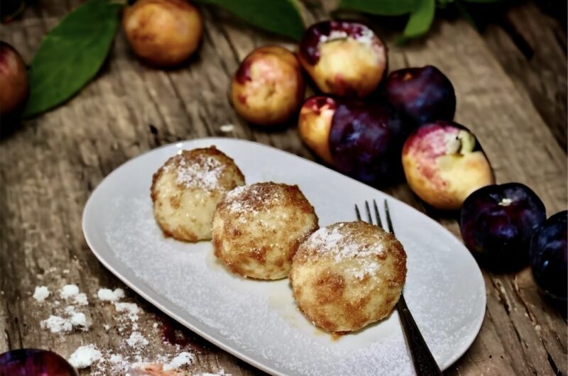 Knedle ze śliwkami przyrządzone zostały z ciasta zagniecionego z ugotowanych i zmiażdżonych ziemniaków z dodatkiem mąki pszennej. Gotowe ciasto zostało najpierw podzielone na małe kawałki, a następnie rozpłaszczone na dłoni i  wypełnione dojrzałymi śliwkami bez pestek. Po uformowaniu każdego kawałka w kulę knedle zostały ugotowane w dużym garnku na wolnym ogniu.