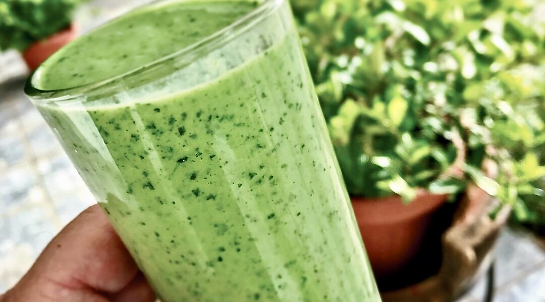 Koktajl przygotowany z kefiru zmiksowanego z dojrzałymi bananami, awokado, szpinakiem, natką pietruszki i koperkiem wzmocniony miodem tymiankowym.