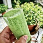 Koktajl przygotowany z kefiru zmiksowanego z dojrzałymi bananami, awokado, szpinakiem, natką pietruszki i koperkiem wzmocniony miodem tymiankowym.