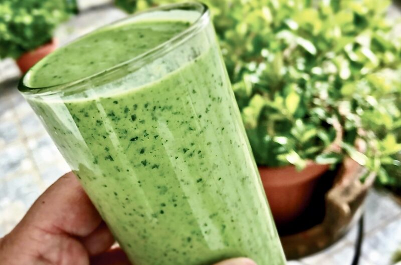 Koktajl przygotowany z kefiru zmiksowanego z dojrzałymi bananami, awokado, szpinakiem, natką pietruszki i koperkiem wzmocniony miodem tymiankowym.