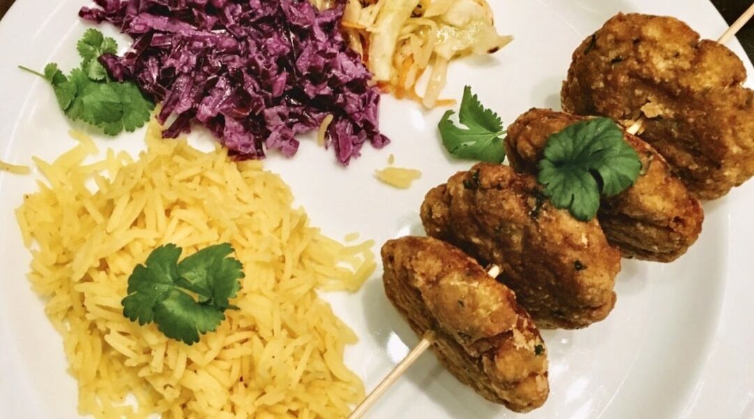 Kotleciki rybne przyrządzone z dorsza mielonego z dodatkiem pasty curry, sosu rybnego, sosu sojowego i limonki smażone bezpośrednio przed podaniem.