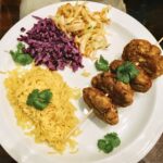 Kotleciki rybne przyrządzone z dorsza mielonego z dodatkiem pasty curry, sosu rybnego, sosu sojowego i limonki smażone bezpośrednio przed podaniem.