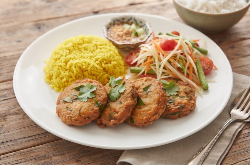 Kotleciki rybne przyrządzone z dorsza mielonego z dodatkiem pasty curry, sosu rybnego, sosu sojowego i limonki smażone bezpośrednio przed podaniem.