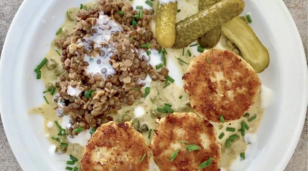 Kotleciki z dorsza zmielonego razem z boczkiem a następnie usmażone i podane w sosie kaparowym.